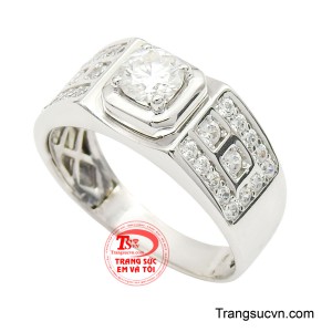 Hiệu ứng lấp lánh từ viên đá trung tâm hòa quyện cùng các viên đá kết được nạm tinh xảo hai bên thân nhẫn, hình thành bố cục cân đối, sắc sảo và đầy chiều sâu. 