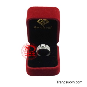 Thiết kế này không quá phô trương nhưng đủ nổi bật để khẳng định gu thẩm mỹ và vị thế người đeo. Nhẫn nam vàng trắng tinh tế là lựa chọn hoàn hảo cho quý ông yêu thích sự chỉnh chu, sang trọng và muốn tạo dấu ấn riêng.