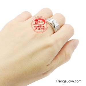 Phần đai nhẫn bản vừa phải, bề mặt được đánh bóng mượt mà, kết hợp các chi tiết nạm đá theo hình khối khỏe khoắn, tạo nên tổng thể hài hòa giữa nét cổ điển và hơi thở đương đại. 