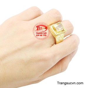 Phần thân nhẫn được chế tác dày dặn, các họa tiết chạm khắc sắc nét hai bên càng làm nổi bật vẻ nam tính và phong độ.