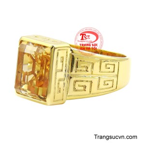 Nguồn năng lượng ấm áp từ đá thiên nhiên hòa quyện cùng sắc vàng kim loại quý tạo nên tổng thể hài hòa vừa sang trọng, vừa mang ý nghĩa phong thủy tích cực. 