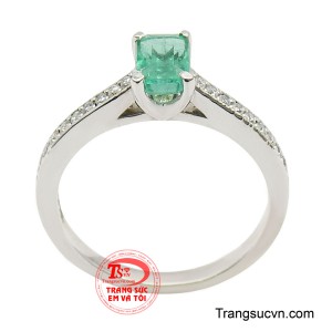 Thiết kế tối giản với phần đai nhẫn thon gọn, ôm tay mềm mại, tôn lên nét thanh thoát của bàn tay người phụ nữ. 