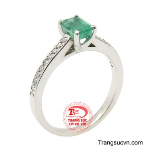 Nhẫn nữ emerald tinh tế là hiện thân của vẻ đẹp thanh lịch và khí chất dịu dàng nhưng đầy cuốn hút. 
