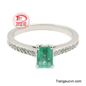 Điểm nhấn của chiếc nhẫn chính là viên emerald cắt giác chữ nhật mang sắc xanh lục trong trẻo, sâu thẳm như khu vườn mùa xuân. 
