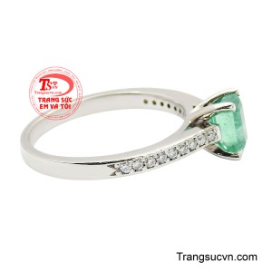 Những đường cắt chuẩn xác giúp viên đá phản chiếu ánh sáng một cách nhẹ nhàng, tạo hiệu ứng lấp lánh tinh tế thay vì quá rực rỡ, giữ trọn vẻ sang trọng kín đáo.