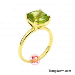 Nhẫn nữ peridot hào quang tựa như một tia nắng sớm chạm vào khu vườn mùa xuân, viên Peridot xanh non rực rỡ tỏa sáng đầy mê hoặc trên nền vàng óng ấm áp. 