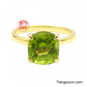 Thiết kế đính đá dáng gối vuông mềm mại, các giác cắt tinh xảo hội tụ ánh sáng, tạo nên hiệu ứng lấp lánh sống động. 