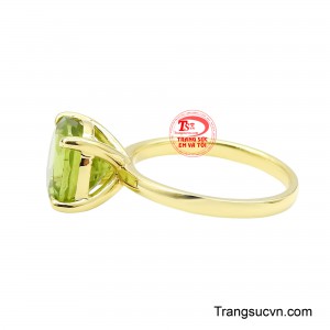 Bốn chấu vàng ôm trọn viên đá một cách thanh thoát, vừa tôn cao vẻ đẹp tự nhiên của Peridot, vừa đảm bảo độ chắc chắn khi đeo hằng ngày. 