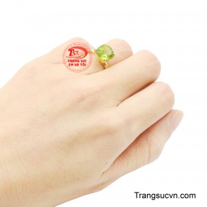 Không chỉ là món trang sức, Peridot còn được xem là biểu tượng của may mắn, bình an và nguồn năng lượng tích cực. 