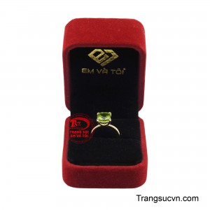 Nhẫn nữ peridot hào quang vì thế không chỉ làm sáng bừng diện mạo mà còn gửi gắm thông điệp về sự tươi mới, hy vọng và thịnh vượng.