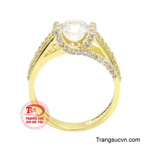 Chiếc nhẫn tựa như đóa hoa đang hé nở dưới ánh nắng vàng. 