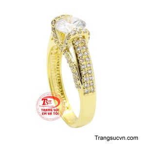 Phần đai nhẫn được thiết kế cách điệu uyển chuyển, ôm sát ngón tay, giúp tôn lên nét thon dài và mềm mại của bàn tay phái đẹp.