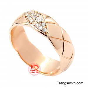 Mẫu nhẫn nữ vàng hồng cá tính là lựa chọn hoàn hảo dành cho những cô gái yêu thích sự khác biệt nhưng vẫn giữ trọn nét thanh lịch.