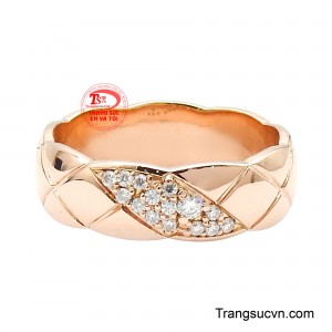 Điểm nhấn của chiếc nhẫn nằm ở thiết kế bản nhẫn chắc chắn, được tạo hình với những đường vân caro nổi khối độc đáo.