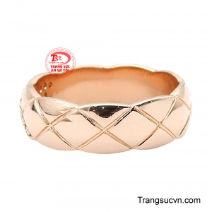 Các chi tiết được xử lý sắc nét, tạo hiệu ứng ánh sáng đa chiều giúp chiếc nhẫn trở nên cuốn hút ở mọi góc nhìn. 