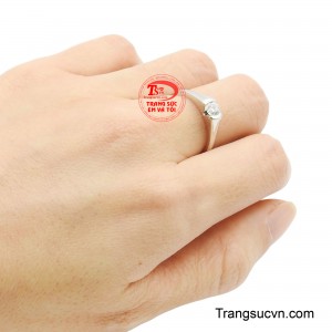 Trung tâm nhẫn là dải đá kết uốn lượn mềm mại, mang đến sự cân bằng hoàn hảo giữa nét mạnh mẽ và vẻ nữ tính. 