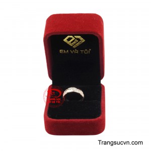 Những viên đá nhỏ được sắp xếp tinh xảo, giúp chiếc nhẫn luôn lấp lánh nhẹ nhàng mà không quá phô trương, phù hợp để đeo hằng ngày hoặc phối cùng nhiều phong cách thời trang khác nhau từ cá tính năng động đến thanh lịch sang trọng.