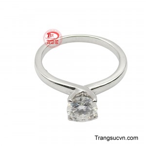 Sự kết hợp hoàn hảo giữa sắc trắng tinh khôi của vàng và độ trong suốt của đá tạo nên vẻ ngoài thanh lịch, quý phái cho phái đẹp.