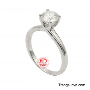 Điểm nhấn là viên đá CZ chủ đạo được đính trên 4 chấu chắc chắn, giúp tối ưu khả năng bắt sáng và lấp lánh.