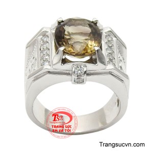 Trung tâm nhẫn là viên thạch anh khói dáng oval kích thước lớn, được cắt giác tinh xảo, phô diễn trọn vẹn chiều sâu của viên đá.