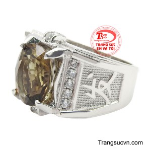 Hai bên thân nhẫn được nạm hàng đá cz tạo hiệu ứng tương phản hoàn hảo giữa sắc khói trầm ấm và ánh sáng tinh khiết.