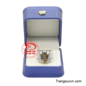 Hai bên hông nhẫn được chạm khắc họa tiết chữ Phúc và Lộc cách điệu trên nền bạc nhám tinh tế, vừa tăng chiều sâu thẩm mỹ, vừa gửi gắm ý nghĩa phong thủy tốt lành tượng trưng cho may mắn, tài lộc và thịnh vượng.