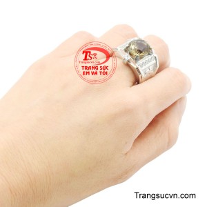 Phần đai nhẫn bản to, cấu trúc góc cạnh dứt khoát, toát lên khí chất nam tính mạnh mẽ.