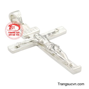 Trên nền bạc sáng thanh khiết, hình ảnh Chúa Giêsu được khắc họa đầy sống động và trang nghiêm