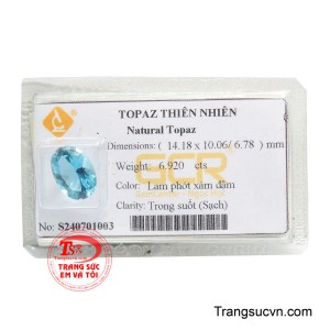 Topaz ép vỉ tinh xảo sở hữu sắc lam phớt xám đậm đầy mê hoặc, tựa mặt hồ xanh trong khoảnh khắc giao hòa giữa trời và nước. 