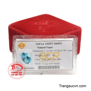 Được chế tác theo dáng oval facet cân đối, viên đá mang tỷ lệ hài hòa, tôn lên độ sáng và khả năng phản chiếu rực rỡ. 