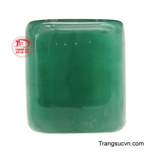 Viên Emerald An Lành mang trong mình vẻ đẹp trầm tĩnh và năng lượng phong thủy dịu êm, như một điểm tựa tinh thần giúp người đeo tìm lại sự cân bằng và bình an giữa nhịp sống hối hả. 
