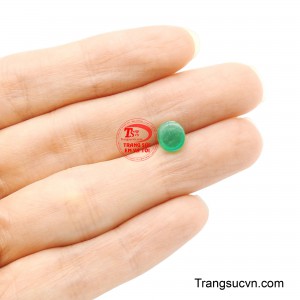 Viên Emerald Ấn Lục Tĩnh Tâm phù hợp để chế tác nhẫn, mặt dây chuyền, bùa hộ mệnh hoặc mang theo bên mình như một vật phẩm phong thủy.