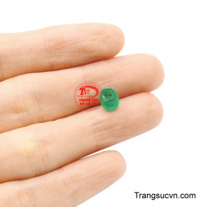 Trong phong thủy, Emerald thuộc hành Mộc, rất tốt cho người mệnh Mộc và mệnh Hỏa, giúp kích hoạt năng lượng tích cực, thu hút may mắn, tài lộc và sự bình ổn dài lâu.