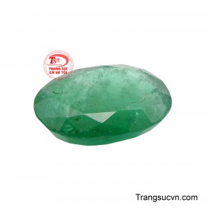 Viên đá sở hữu sắc xanh lục tự nhiên với độ chuyển màu mềm mại, bên trong là những tinh thể đặc trưng của Emerald thiên nhiên