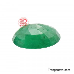 Dáng oval thanh lịch kết hợp kỹ thuật mài tinh xảo giúp ánh sáng lan tỏa nhẹ nhàng trên bề mặt đá, mang lại vẻ đẹp trầm ổn nhưng đầy cuốn hút. 