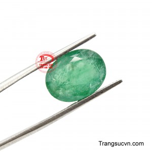 Khi được chế tác cùng trang sức vàng emerald trở thành tâm điểm nổi bật, nâng tầm tổng thể thiết kế và phong thái người đeo.
