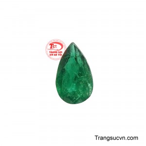 Viên Emerald Đế Vương mang một khí chất mạnh mẽ ngay từ cái nhìn đầu tiên. 