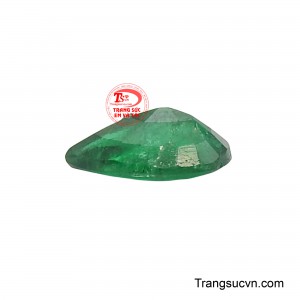 Viên Emerald Đế Vương như được đánh thức trọn vẹn giá trị tiềm ẩn. 