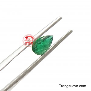 Dù là nhẫn, mặt dây chuyền hay vật phẩm phong thủy, Emerald luôn mang đến cảm giác đắt giá, thể hiện rõ gu thẩm mỹ tinh tế và vị thế của người sở hữu. 