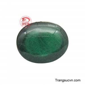 Sắc xanh lục đặc trưng của Emerald không phải là màu xanh rực chói mà là gam xanh trầm ổn.