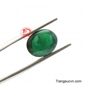 Khi chế tác cùng trang sức vàng sắc xanh của Emerald càng trở nên nổi bật, tạo nên tổng thể sang trọng, vượng khí và đầy quyền lực. 