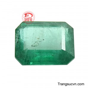 Viên đá sở hữu sắc xanh lục trầm ổn, có độ sâu màu rõ rệt, kết hợp cùng kiểu cắt emerald cổ điển tạo nên hiệu ứng thị giác chiều sâu. 