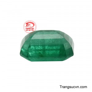 Emerald Khí Chất trở thành điểm nhấn đầy uy lực, nâng tầm tổng thể món trang sức và phong thái người đeo. 