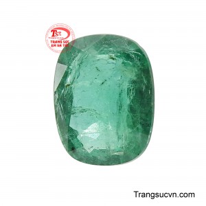 Viên Emerald Lục Bảo Hoàng toát lên vẻ đẹp quyền quý rất riêng, như một bảo vật được chắt lọc từ tinh hoa của thiên nhiên. 