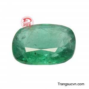 Sắc xanh lục bảo của viên đá mang gam màu trầm sâu nhưng vẫn trong trẻo, tạo cảm giác vừa mạnh mẽ vừa tinh tế.