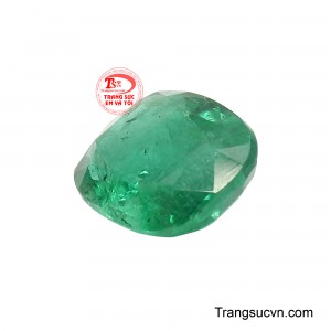 Ẩn dưới bề mặt là những bao thể tự nhiên đan xen như lớp vân thời gian, làm nên chiều sâu thị giác đặc trưng chỉ Emerald mới có, càng nhìn càng thấy cuốn hút và giá trị. 