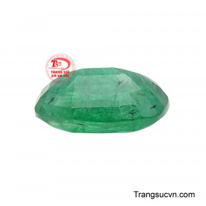 Viên đá được mài dáng oval cắt giác, làm nổi bật độ trong và sắc xanh đặc trưng của Lục Bảo. 