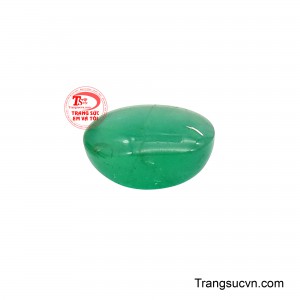Sắc xanh lục sáng mượt mà lan tỏa được chạm khắc trên bề mặt cabochon bóng mịn.