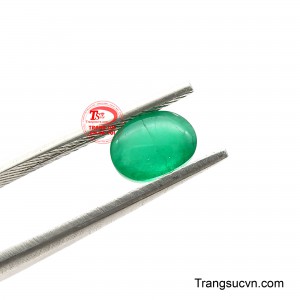 Khi chạm vào, Emerald Lục Bích Nguyệt mang đến cảm giác mát lành và an yên, như một khoảng lặng tinh khiết giữa cuộc sống hối hả