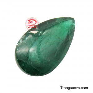 Viên đá được chế tác theo dáng giọt nước cabochon, đường nét mềm mại nhưng dứt khoát, giúp ánh sáng trượt nhẹ trên bề mặt, làm nổi bật độ bóng và sắc độ tự nhiên của Emerald. 